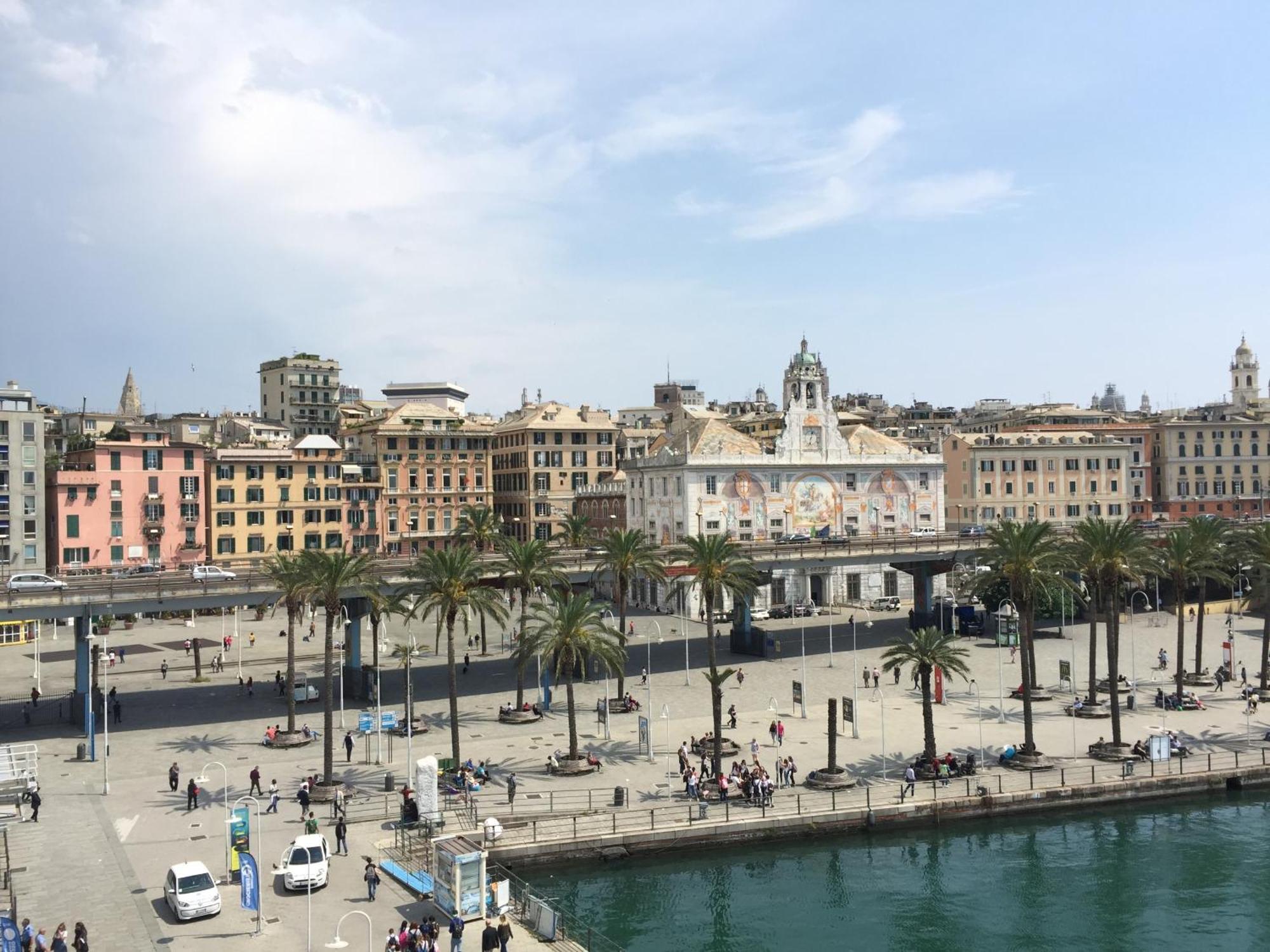 Wow Home 2 - 175 Mq - Posteggio Privato - Davanti Porto Traghetti - Fino A 10 Posti Letto - Balcone Genoa Luaran gambar